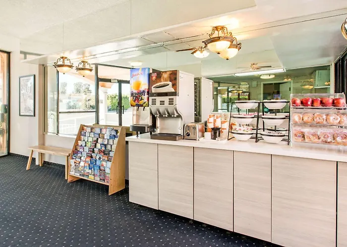 Motel: Rodeway Inn Near Melrose Ave