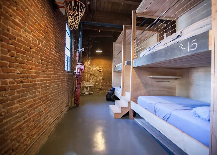 Hotel near College: Podshare Dtla