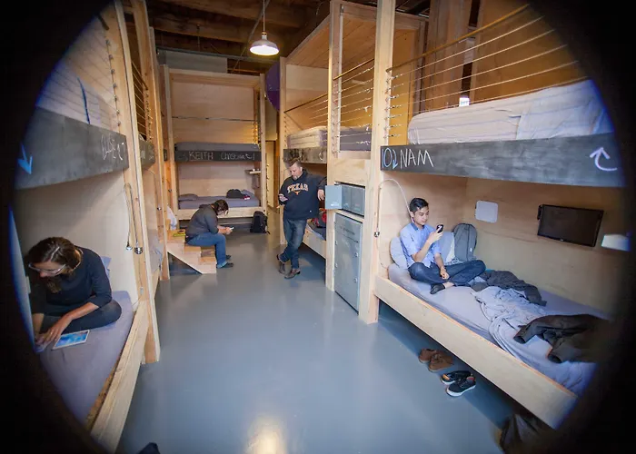 Hotel near College: Podshare Dtla